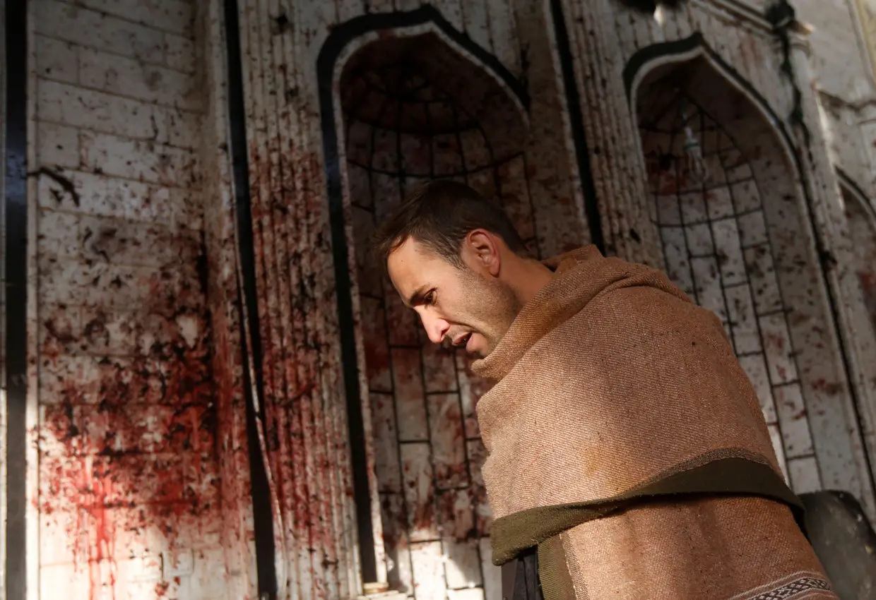 Outubro - Homem observa os danos causados por um ataque numa mesquita em Cabul, Afeganistão.