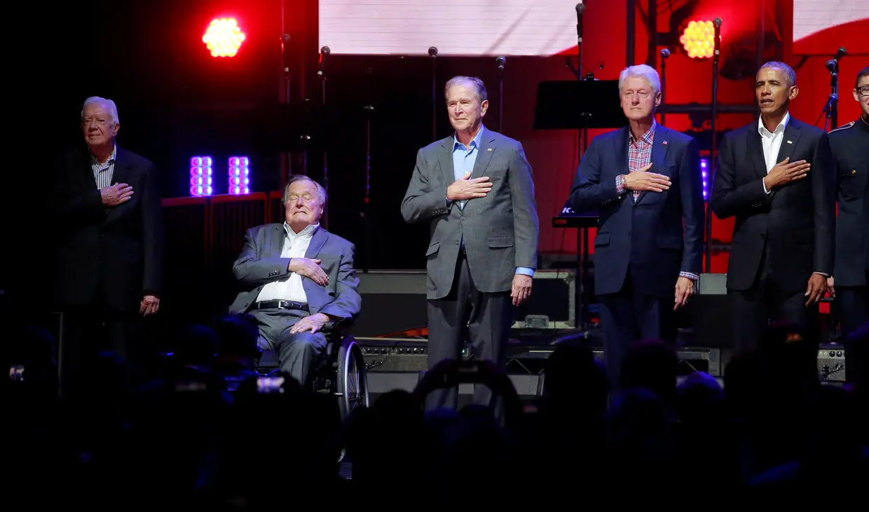 Outubro - Cinco antigos Presidentes dos EUA, Jimmy Carter, George H.W. Bush, Bill Clinton, George W. Bush e Barack Obama, juntos num concerto no Texas para ajudar as vítimas dos furacões.