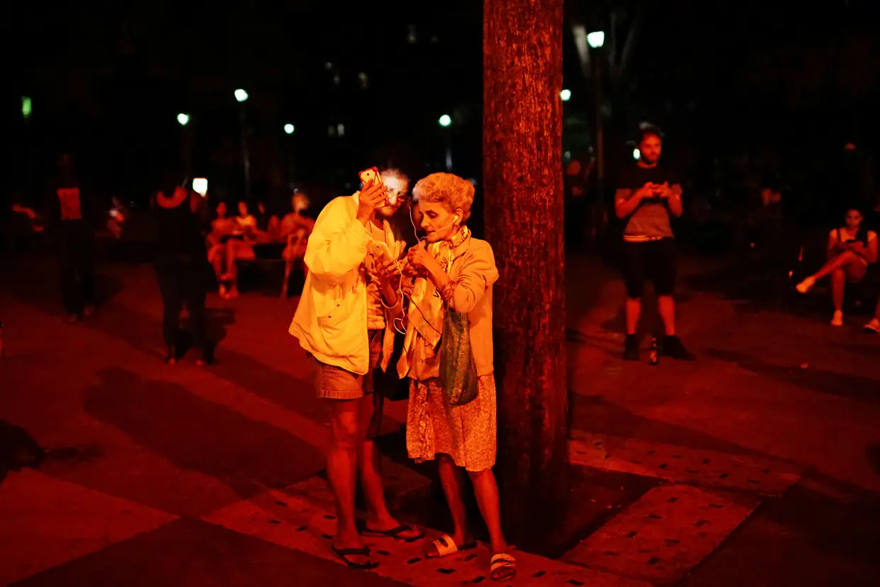 Janeiro - Pouco mais de um mês após a morte de Fidel Castro, cubanos tentam aceder à internet num hotspot in Havana.