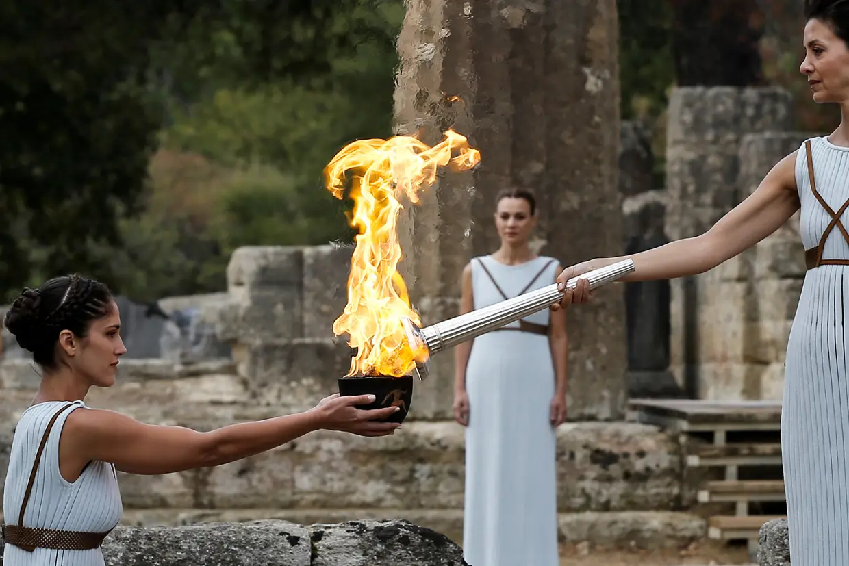 A chama olímpica dos Jogos de Inverno de PyeongChang 2018 foi acesa a 24 de outubro durante uma cerimónia no Templo de Hera, em Olímpia, na Grécia. A chama viajou depois para a Coreia do Sul em mais de 100 dias de peregrinação até a abertura dos Jogos, a 9 de fevereiro.
