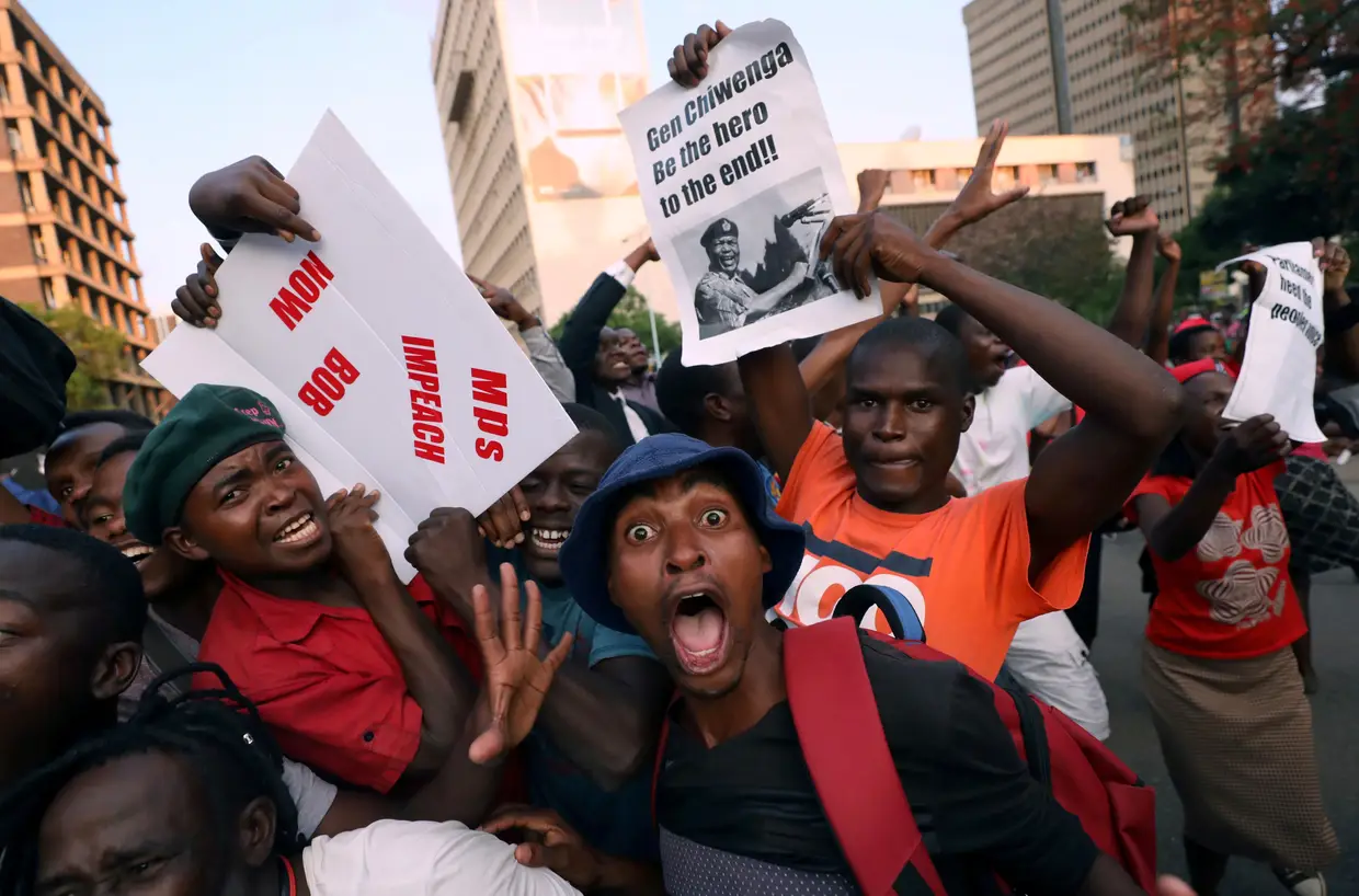 Novembro - Cidadãos celebram nas ruas de Harare pouco depois de Robert Mugabe renunciar ao cargo de Presidente do Zimbabué.