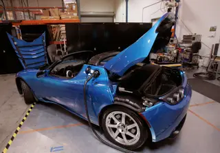 O pioneiro Tesla Roadster numa apresentação em San Carlos, Califórnia, a 30 de junho de 2008.