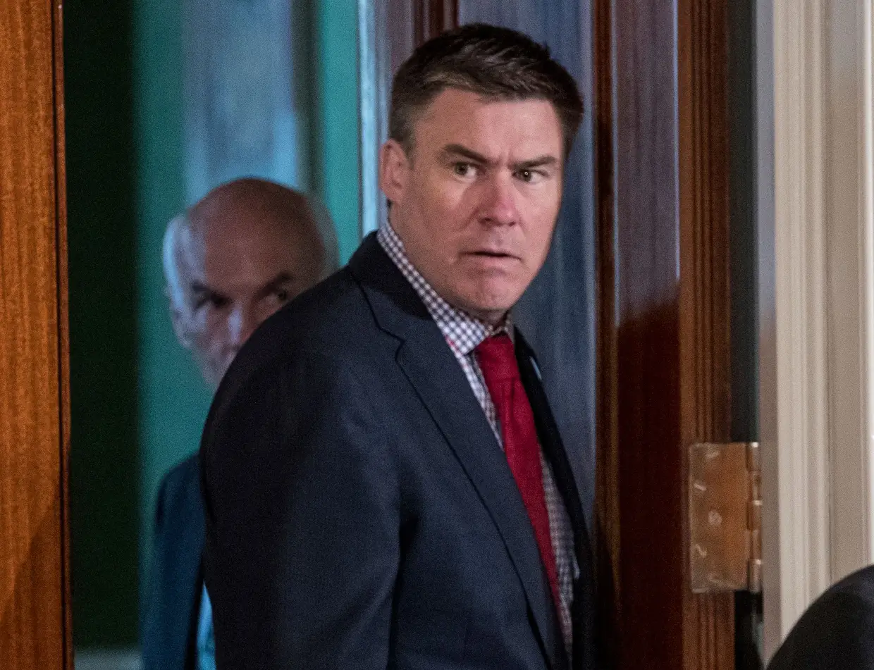 A 30 de maio, um dos principais membros do gabinete de comunicação do Presidente norte-americano demitiu-se. Michael Dubke era diretor de comunicação de Donald Trump. A saída aconteceu depois das alegadas intromissões russas nas eleições presidenciais norte-americanas e de possíveis ligações entre Trump e Moscovo.