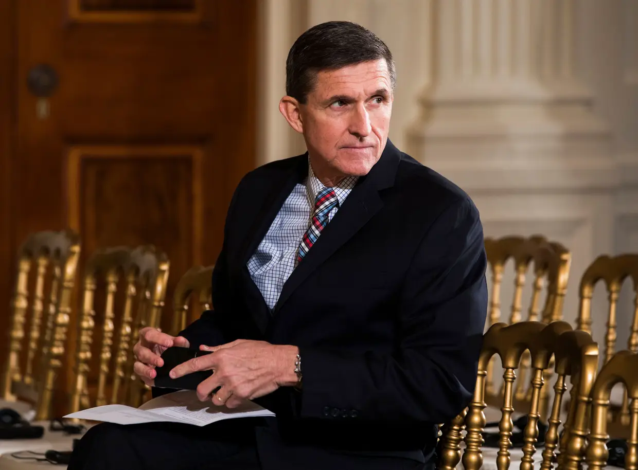 A 13 de fevereiro, o assessor para a Segurança Nacional dos Estados Unidos, Michael Flynn, renunciou ao cargo. O pedido de demissão surgiu após informações de que teria enganado o vice-presidente, Mike Pence, e outros funcionários sobre os contactos com a Rússia. No início de dezembro, Flynn admitiu em tribunal ter mentido ao FBI. O ex-conselheiro da Casa Branca é agora acusado de "obstruir", com falsas declarações, a investigação sobre a ingerência russa nas presidenciais de 2016, após contactar autoridades russas "a pedido de um muito alto responsável" da equipa Trump, segundo a acusação.