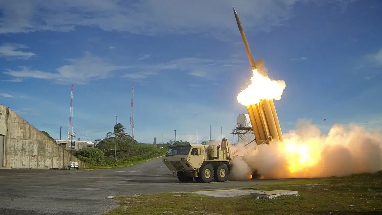Dezembro - Japão anuncia que vai equipar os seus caças com mísseis terra-ar de longo alcance a partir de 2018, um significativo avanço nas suas capacidades militares para combater a ameaça da Coreia do Norte. O departamento de Defesa dos EUA divulga imagens de testes realizados com mísseis terra-ar, numa demonstração de força ao regime de Pyongyang.