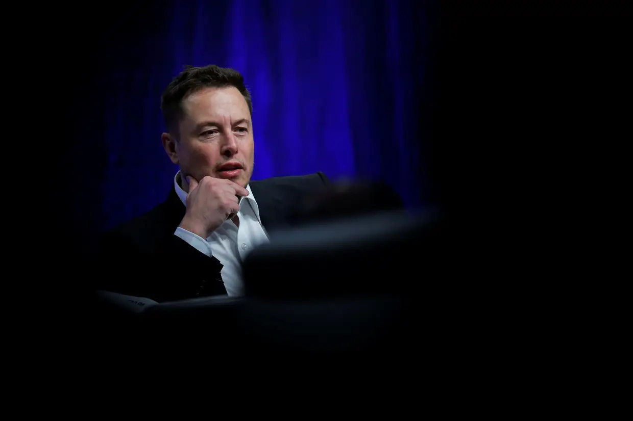 A 1 de junho, O CEO da Tesla e da SpaceX, Elon Musk, anunciou que iria abandonar o grupo de conselheiros de Donald Trump, após a decisão de saída do Acordo de Paris anunciada pelo Presidente dos Estados Unidos da América.