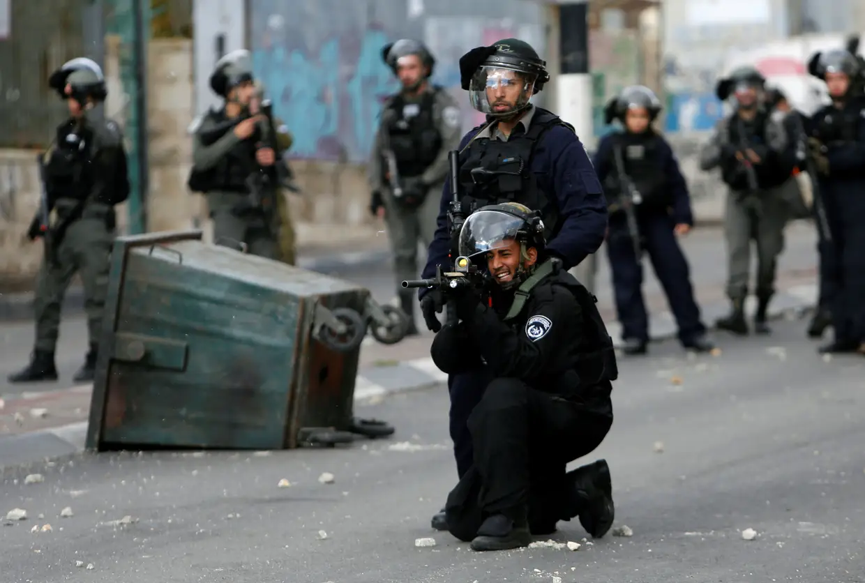 Dezembro - O protesto do povo palestiniano não se fez tardar. Polícias israelitas reagem aos ataques em Belém, na Cisjordânia.