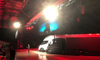 O CEO da Tesla, Elon Musk, durante a apresentação de camiões elétricos a 16 de novembro em Hawthorne, na Califórnia, EUA.