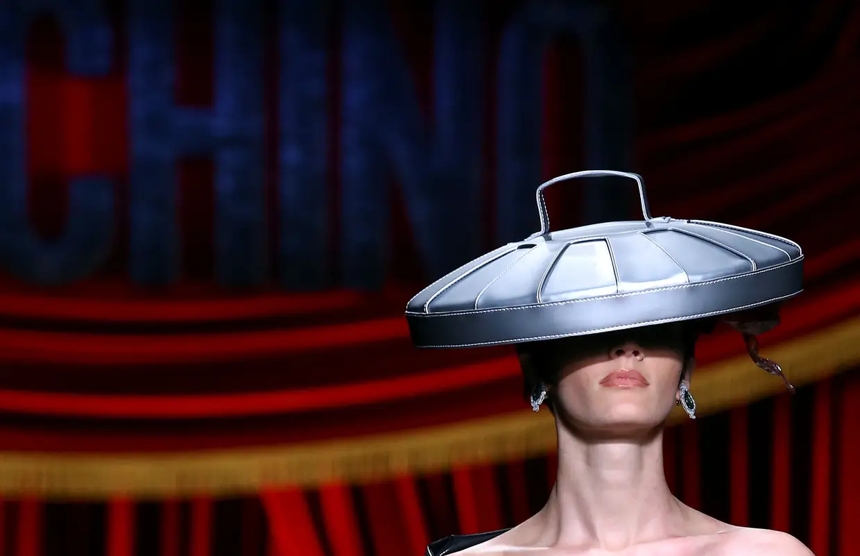 Criação do estilista Moschino integrada na coleção Outono/Inverno 2017, na semana da moda de Milão, Itália.