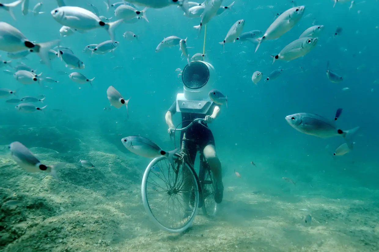 Ciclista simula um percurso subaquático em Pula, na Croácia.