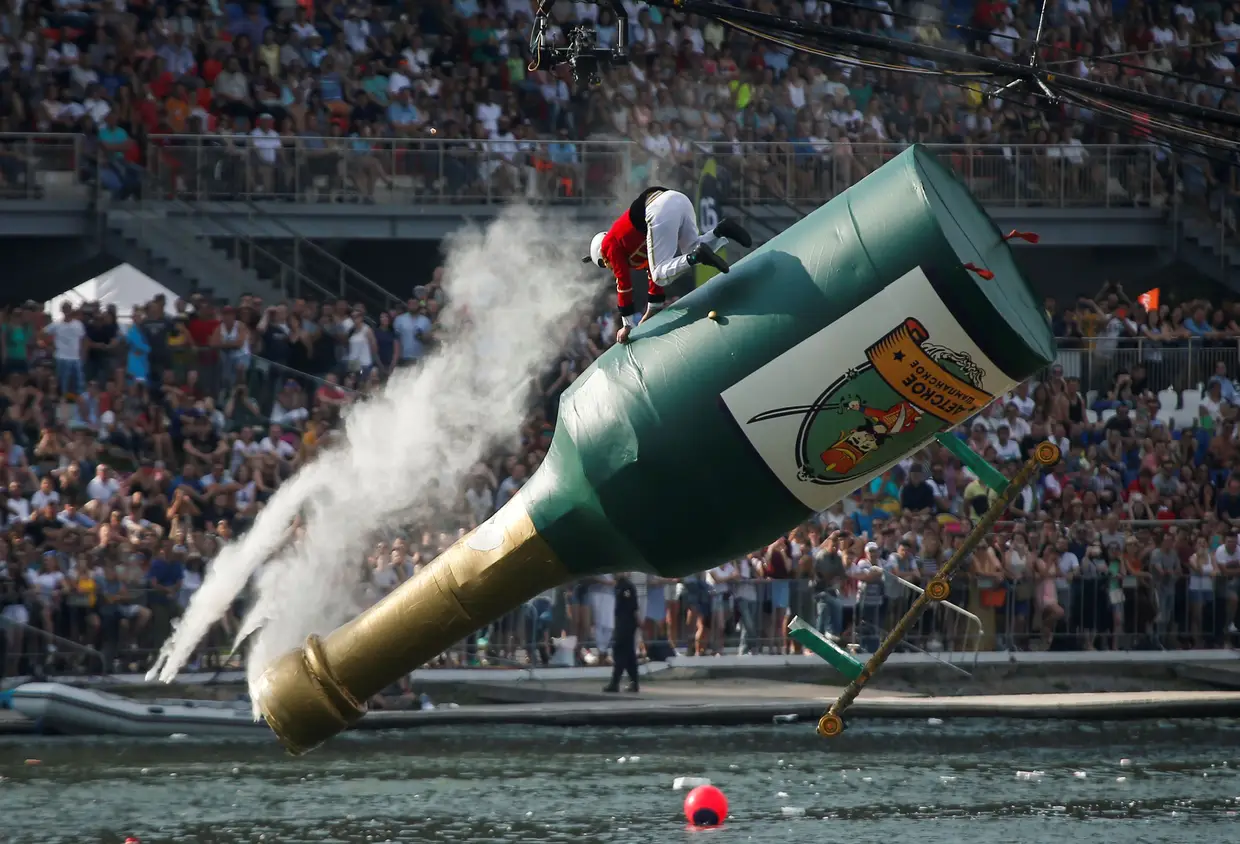 Participante numa competição da Red Bull em Moscovo, na Rússia, tripula uma máquina voadora de fabrico artesanal.