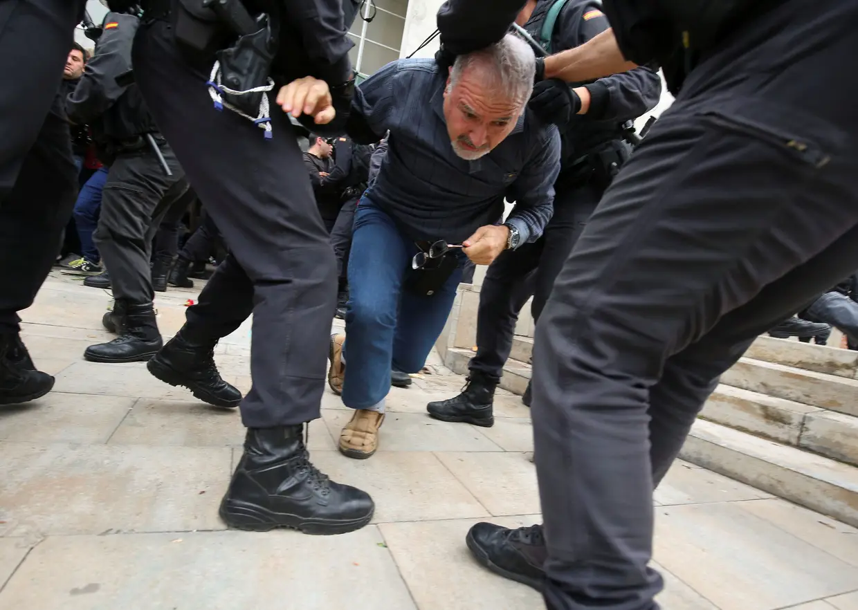 Outubro - Homem arrastado por elementos da Guarda Civil espanhola quando tentava votar no referendo à independência da Catalunha. As autoridades foram severamente criticadas pelo uso da força durante a consulta popular.