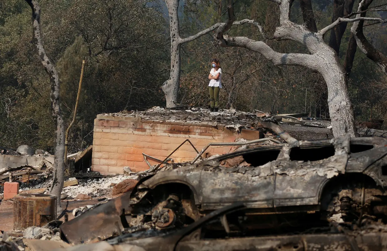 Outubro - Pamela Garibaldi olha para o que resta da casa dos seus pais em Napa, Califórnia, estado norte-americano novamente devastado pelas chamas.