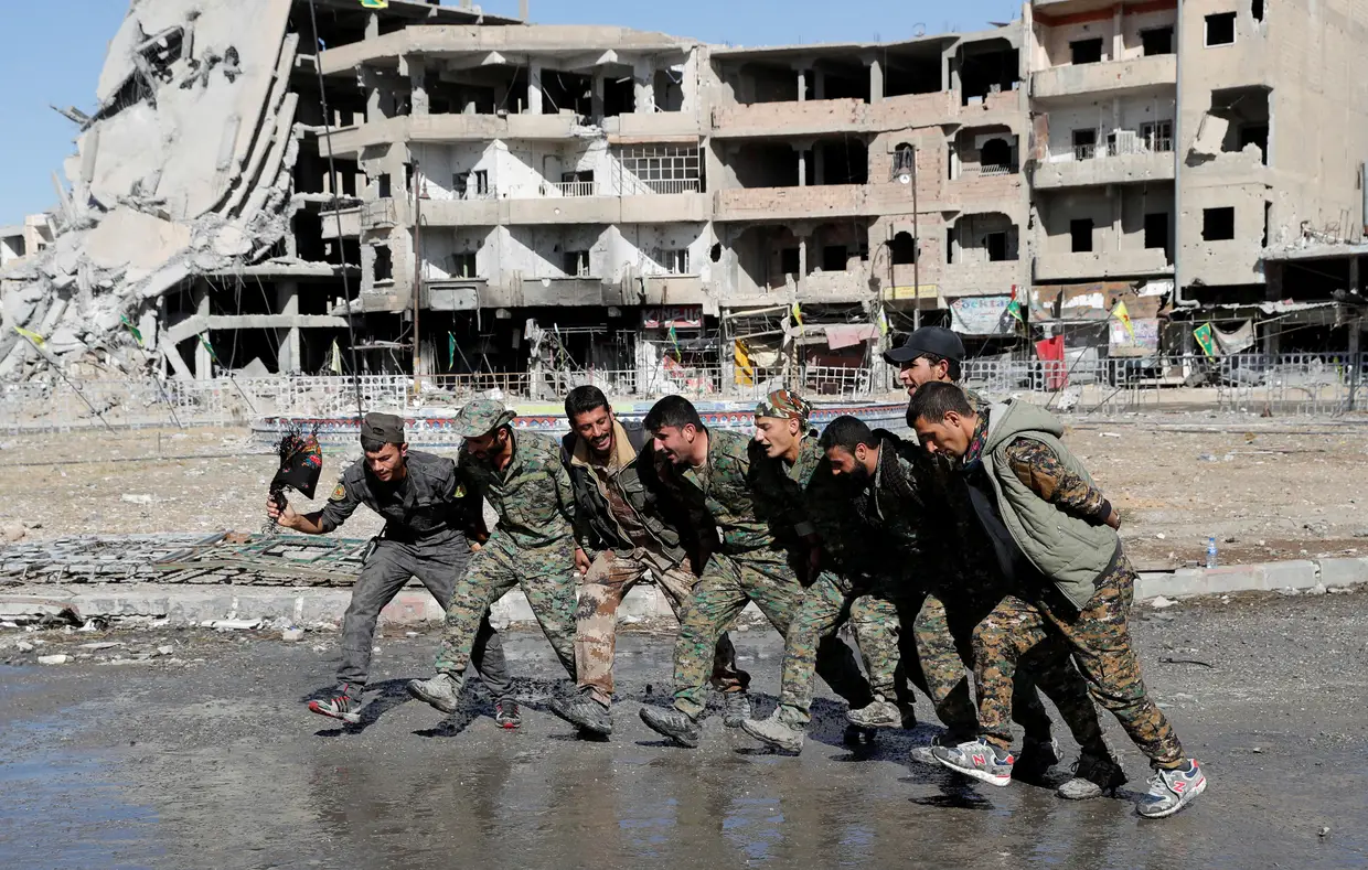 Outubro - Combatentes das Forças Democráticas Sírias dançam numa rua de Raqqa, a celebrar o avanço das tropas em território dominado pelo Daesh.