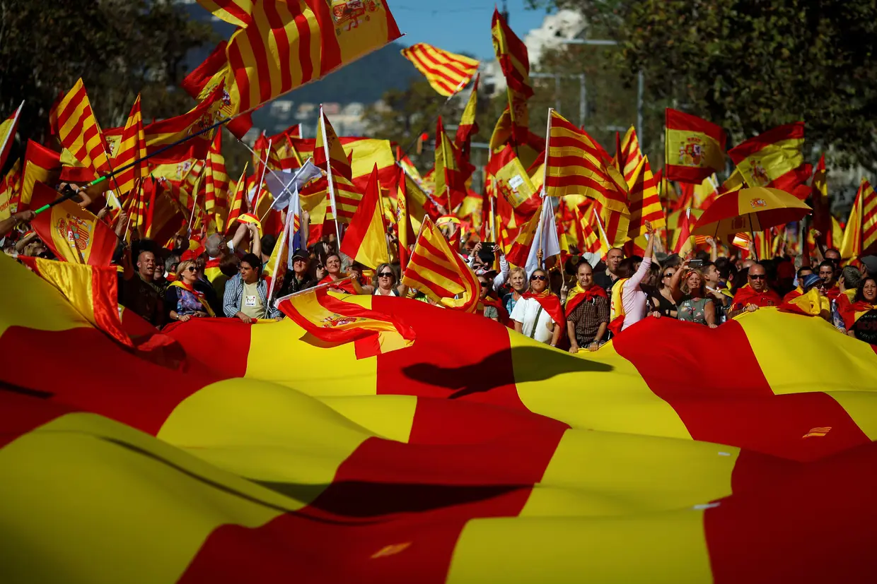 Outubro - Milhares de apoiantes do movimento pró-independência da Catalunha saíram à rua em Barcelona em defesa da realização do referendo.