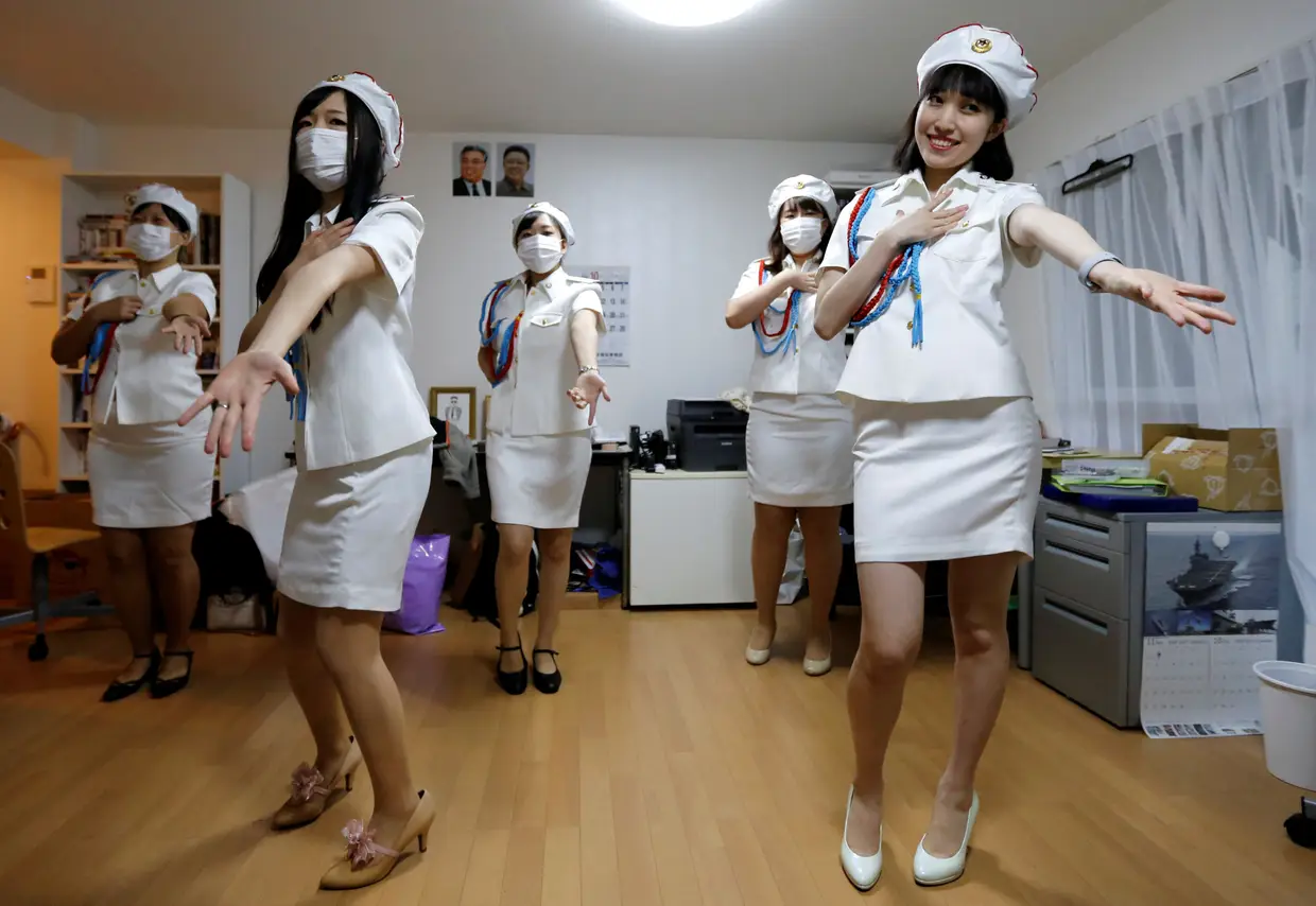 Chunhun (à direita), líder de um grupo japonês de fãs da Coreia do Norte, ensaia com as suas companheiras uma das coreografias das admiradoras do regime de Pyongyang.