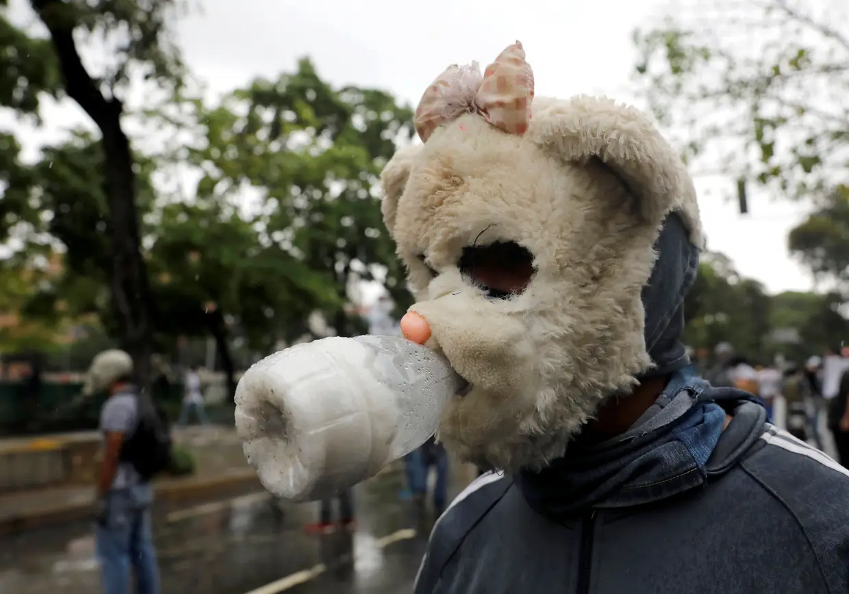 Manifestante usa uma original máscara de gás durante um protesto contra o Presidente Nicolas Maduro em Caracas, Venezuela.