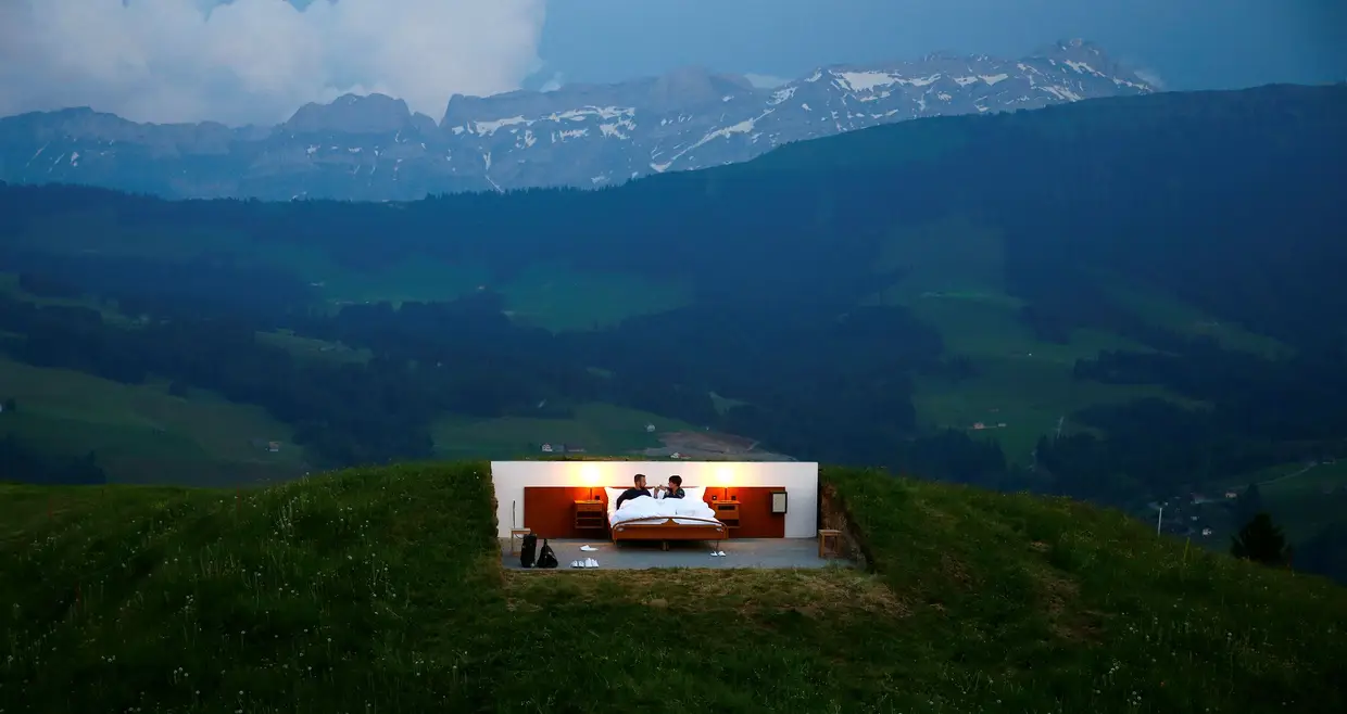 Quarto de hotel sem paredes nem teto. O Null-Stern-Hotel (Hotel-Zero-Estrelas) é uma instalação artística nos Alpes suíços.