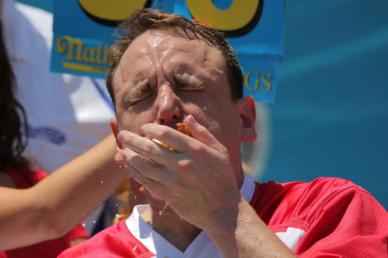 Joey Chestnut foi o concorrente que conseguiu comer mais hot dogs no concurso que se realiza anualmente nas celebrações do 4 de julho, em Brooklyn, Nova Iorque, EUA.