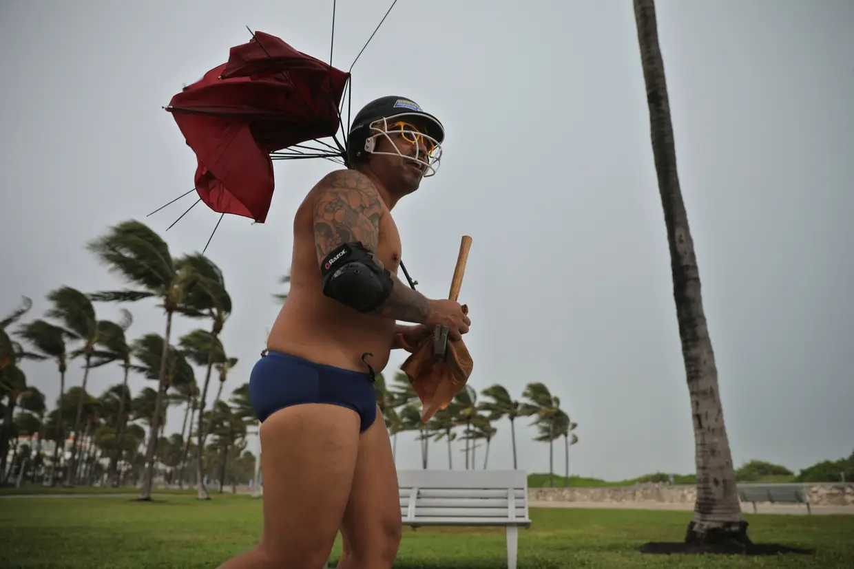 Morador em South Beach prepara-se para a chegada do furacão Irma a Miami, sul da Florida, EUA.