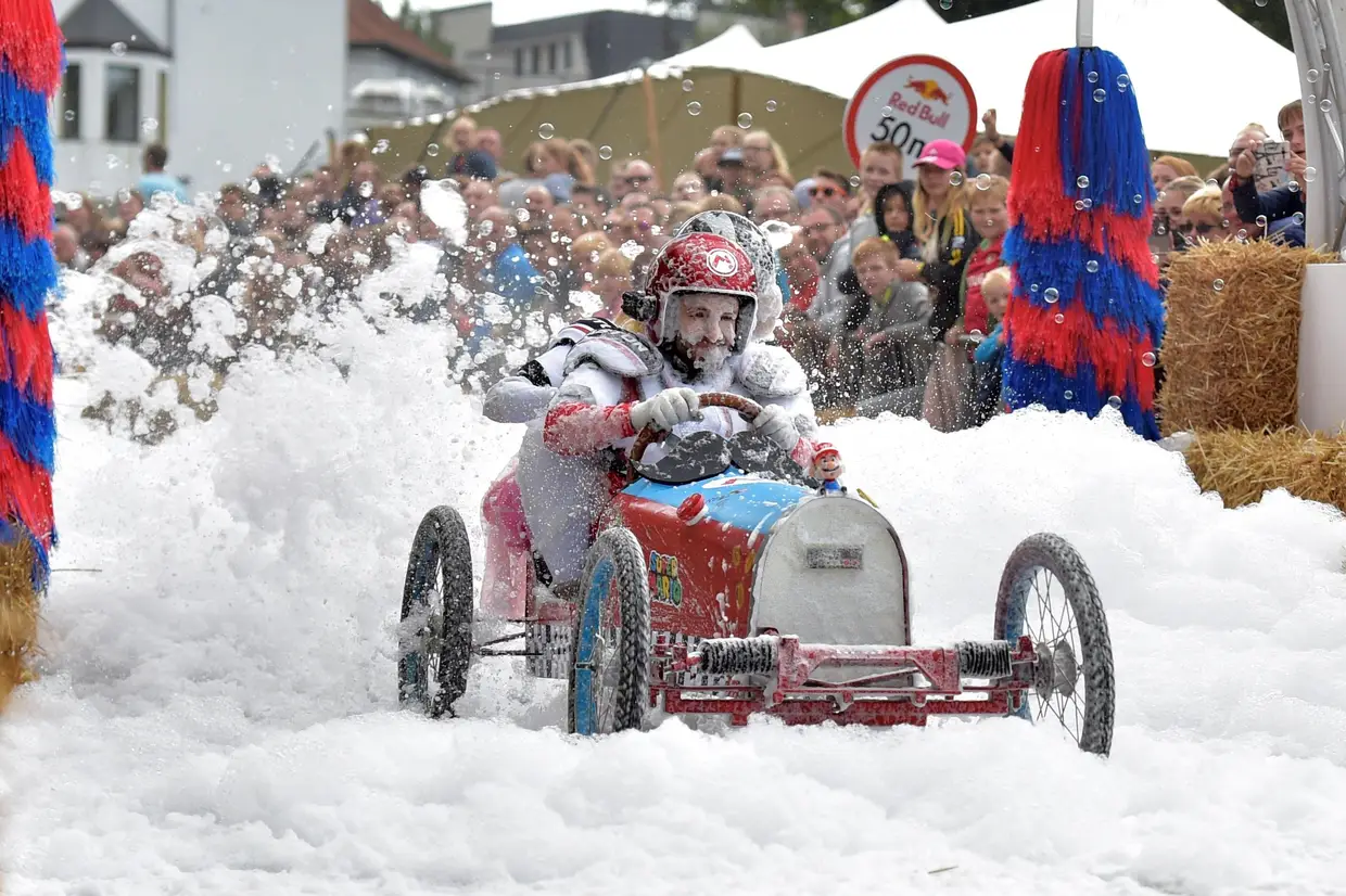 Carro artesanal sem motor na Red Bull Soapbox Race em Kluisbergen, na Bélgica, competição realizada sobre espuma.