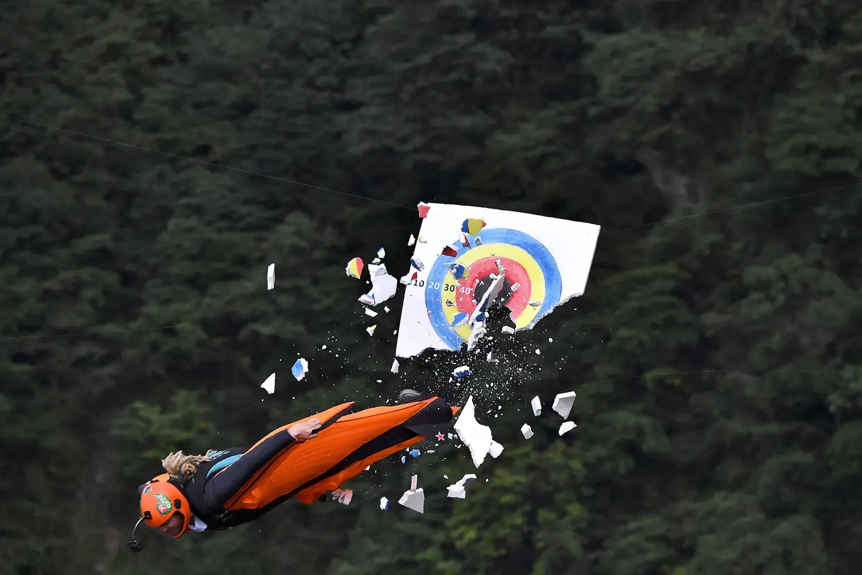 Concorrente atinge o alvo numa competição mundial de Wingsuit Flying em Zhangjiajie, China.