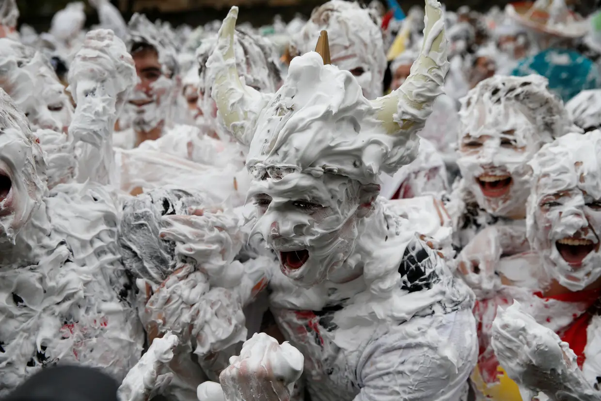 Estudantes cobertos de espuma de barbear num ritual de praxe numa universidade na Escócia.