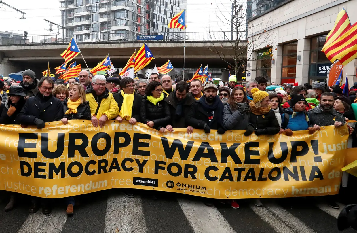 Dezembro - Cerca de 45 mil pessoas, na esmagadora maioria catalães, manifestaram-se em Bruxelas para exigem à União Europeia que interfira no braço de ferro entre a Catalunha e o Governo espanhol, a propósito da independência da região.