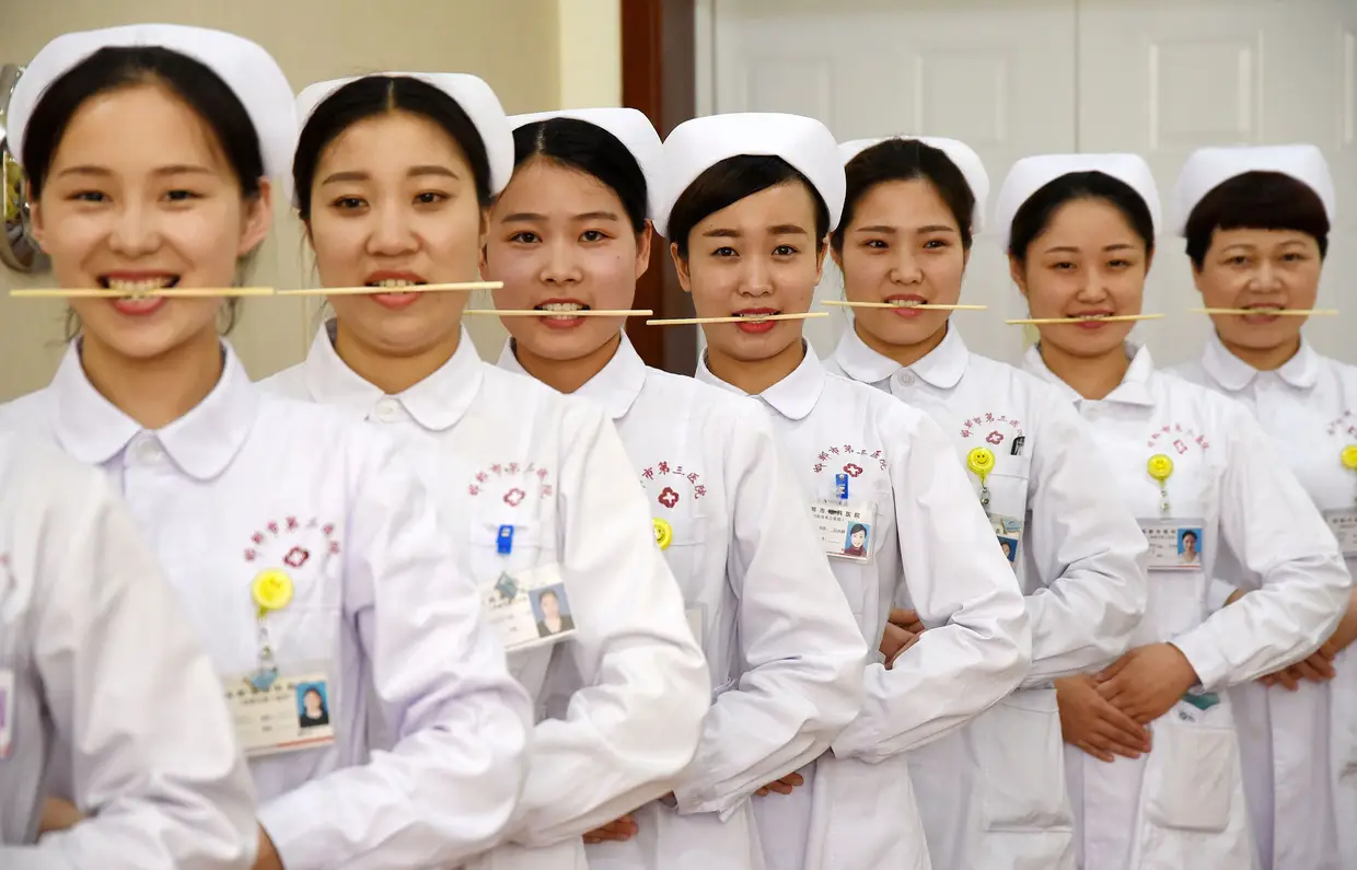 Enfermeiras treinam a arte de sorrir num hospital em Handan, na província de Hebei, China.