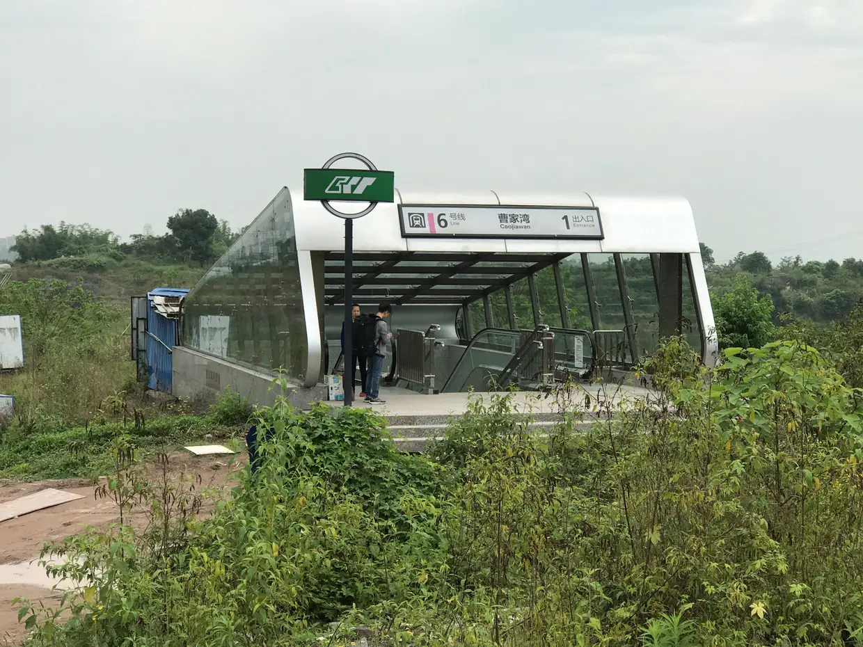 Entrada para uma estação de metro numa zona pouco povoada em Chongqing, China.