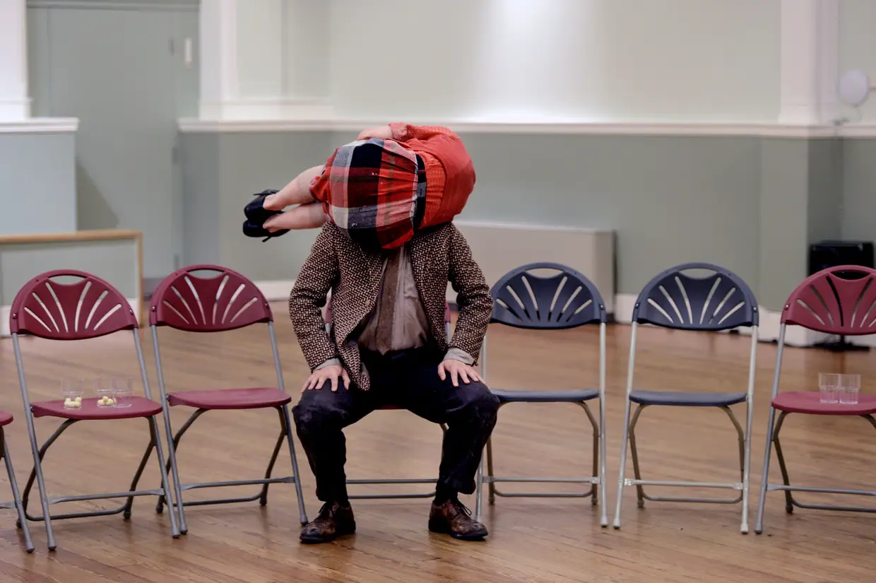 Performance dos artistas Eddie Ladd e Gwyn Emberton no Lauriston Hall em Edimburgo, na Escócia, Reino Unido.