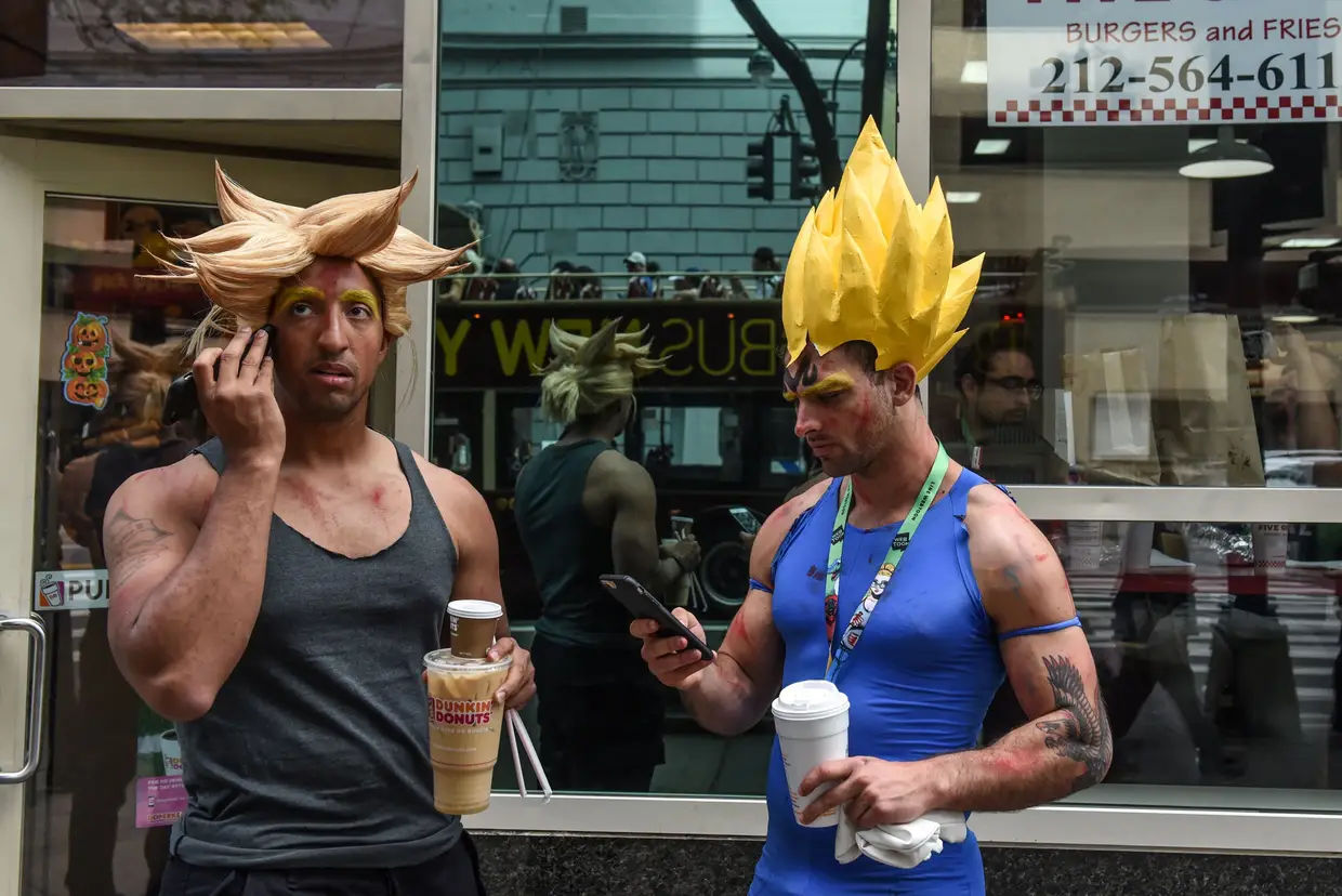 Dois homens disfarçados de personagens do Dragon Ball Z junto às instalações onde teve lugar o Comic Con em Nova Iorque, Estados Unidos.