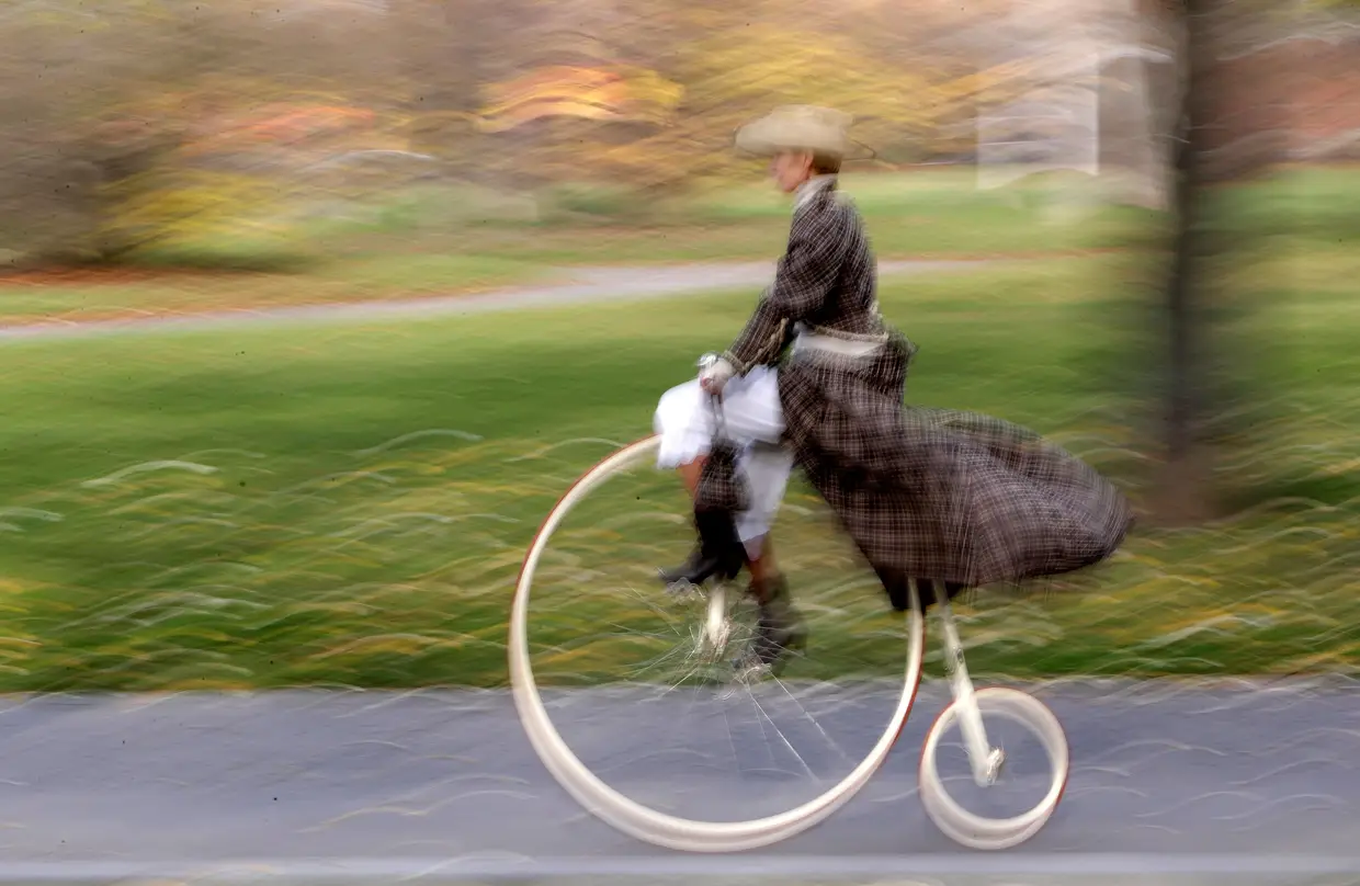 Participante na histórica corrida de bicicletas antigas em Praga, República Checa.