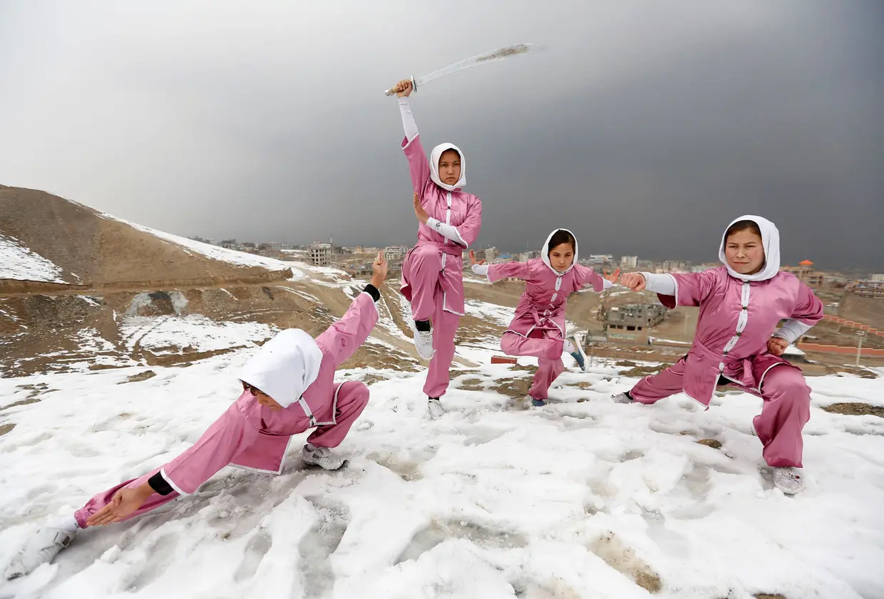 Alunas do Shaolin Wushu club fazem uma demonstração da sua arte em Cabul, Afeganistão.