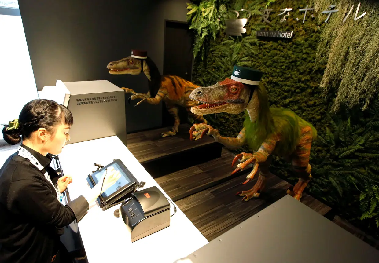 Dinossauros robôs substituem rececionistas num hotel em Tóquio, no Japão. Na foto, uma demonstração para a imprensa, em breve será uma realidade.