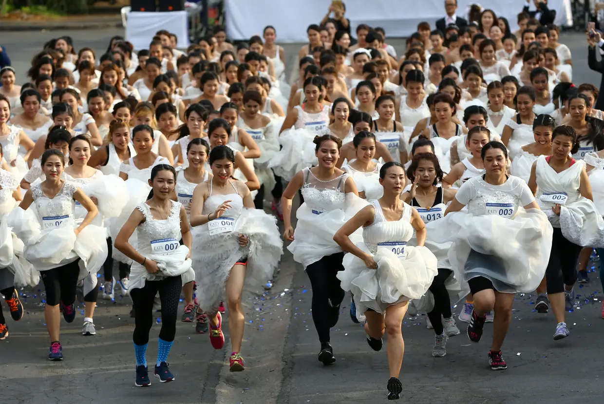 Mulheres vestidas de noivas participam numa corrida em Banguecoque, Tailândia.