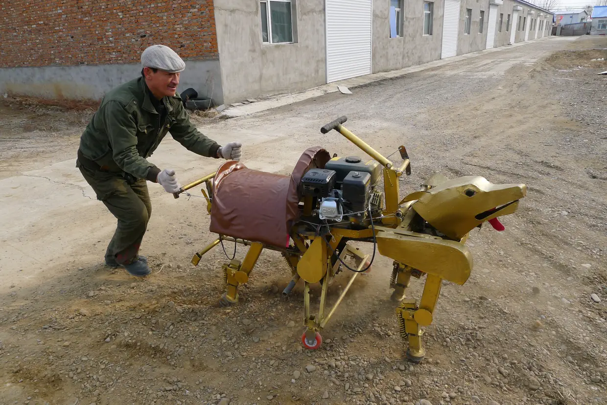 Inventor faz a demonstração do robô que criou em Heihe, na China. A máquina de produção caseira e rudimentar é alegadamente capaz de transportar uma pessoa.