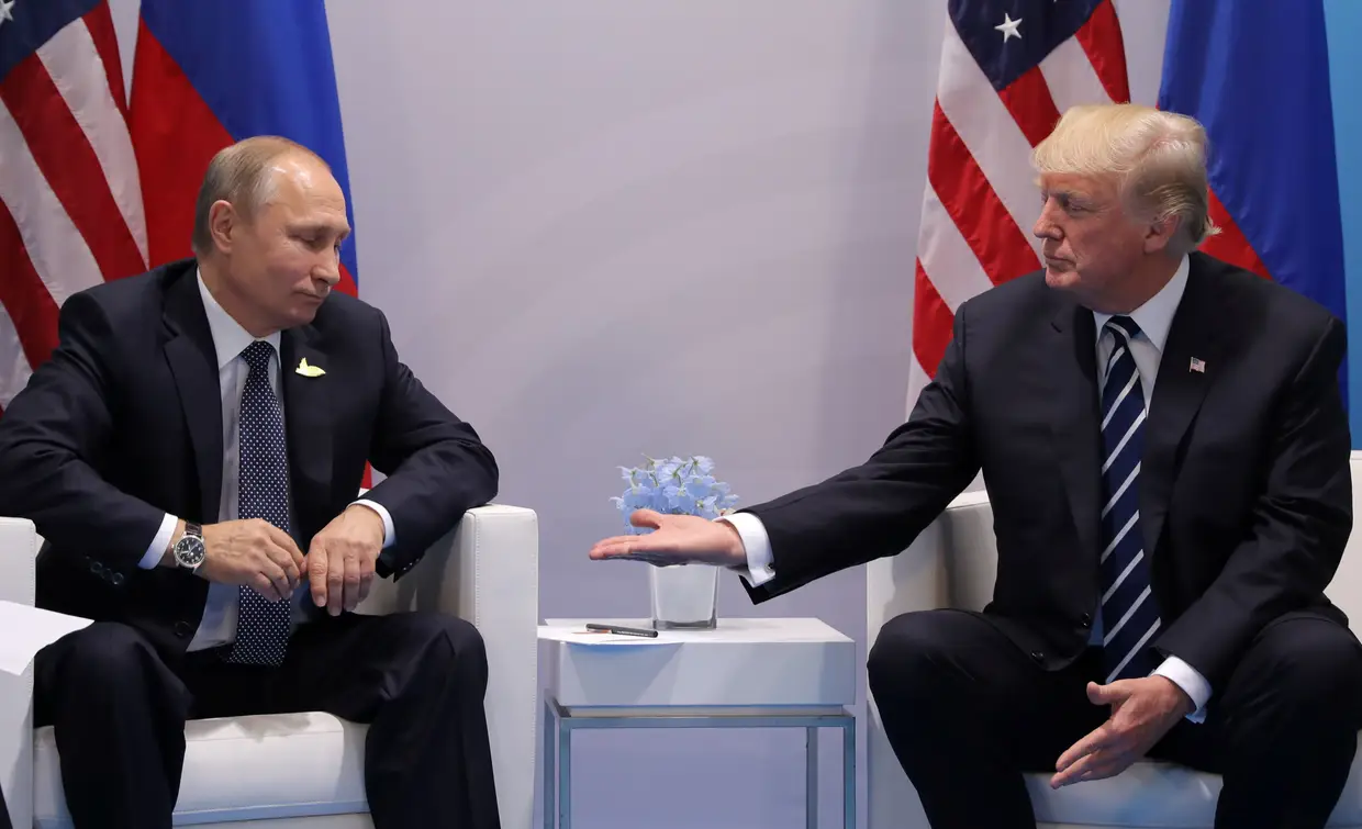 Julho - Donald Trump estende a mão a Vladimir Putin que a olha com desconfiança. O encontro entre os dois Presidentes aconteceu à margem da Cimeira do G20 em Hamburgo, Alemanha. As suspeitas de interferência russa nas eleições dos Estados Unidos afetaram as relações entre os dois países.