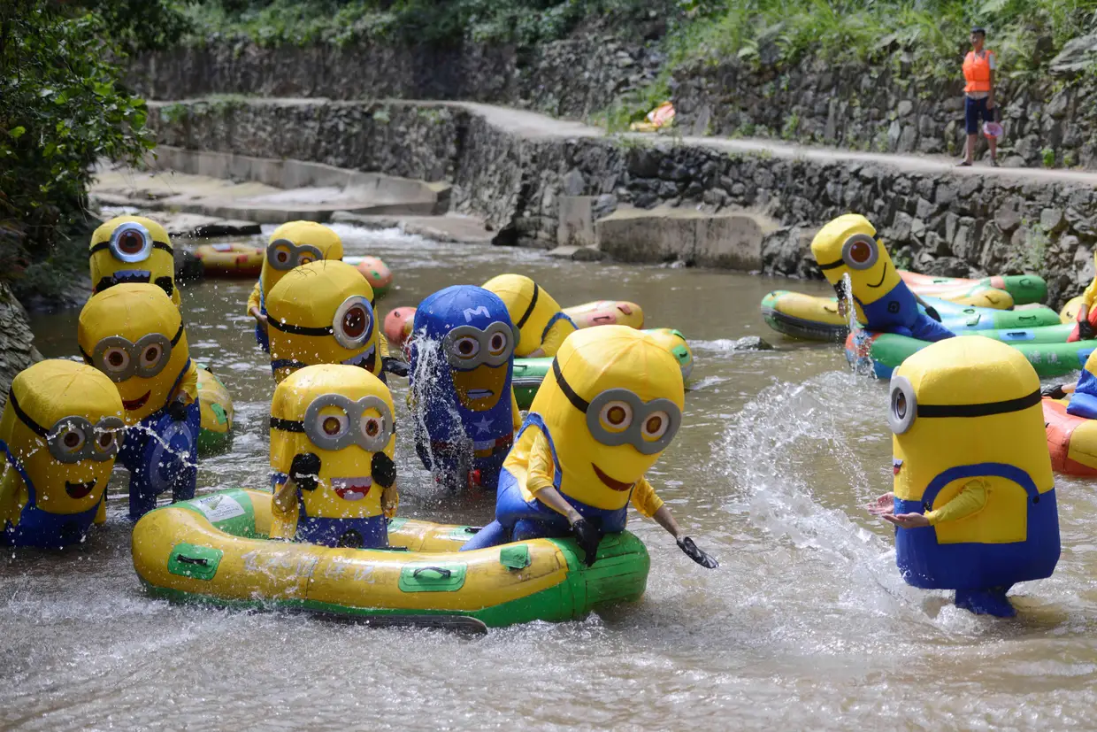 Pessoas vestidas de Minions num evento realizado num dia de calor em Lianyuan, na província de Hunan, China.