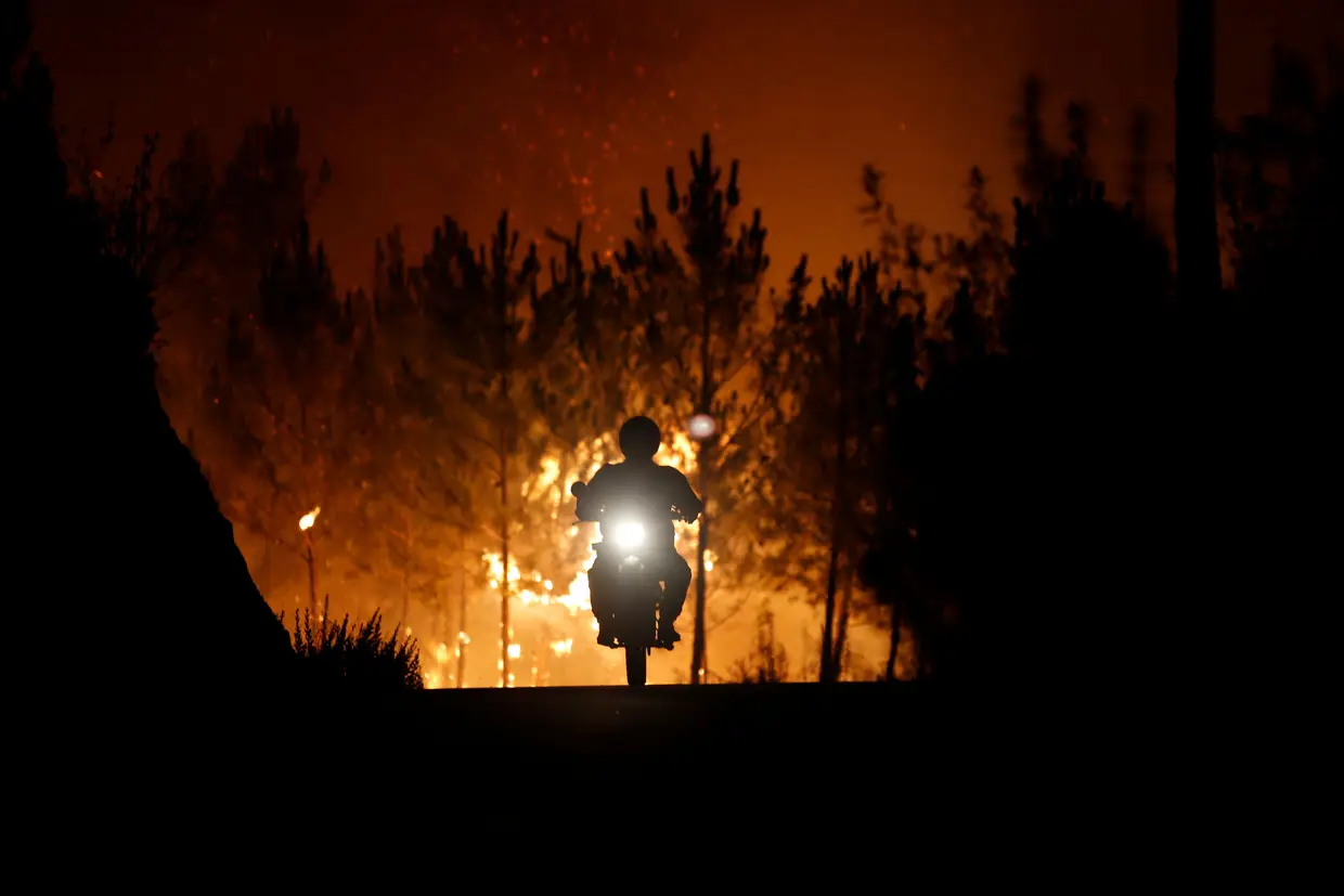 Julho - Bombeiro foge das chamas em Macao, uma localidade próximo de Castelo Branco. Os fogos florestais em Portugal, que m 2017 mataram mais de 100 pessoas, integram a seleção de fotos do ano da agência Reuters.