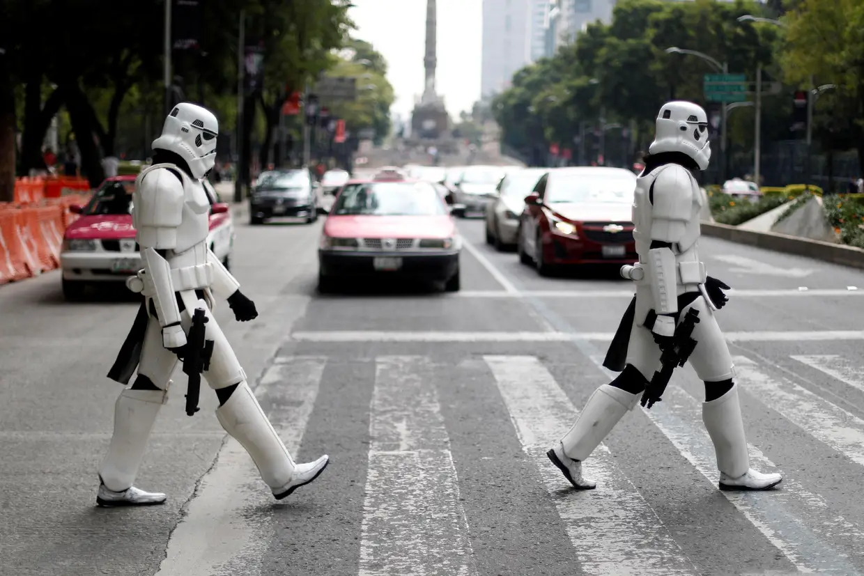 Dois fãs da saga Star Wars atravessam a rua na Cidade do México.
