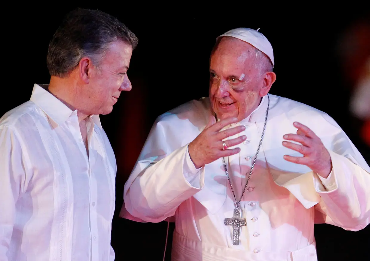 Setembro - O Presidente na Colômbia, Juan Manuel Santos, conversa com o Papa Francisco que no incidente em Cartagena ficou ferido na sobrancelha e na face.