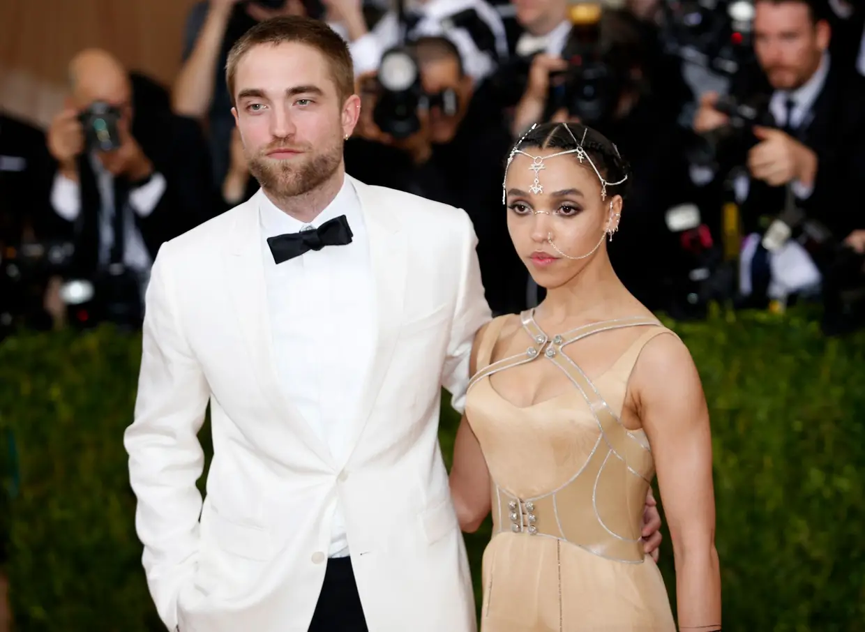 O protagonista do filme "Crepúsculo" Robert Pattinson e a cantora e dançarina FKA Twigs estavam juntos desde 2014.