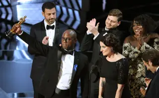 Barry Jenkis, realizador de Moonight, recebe o prémio na categoria de melhor filme.
