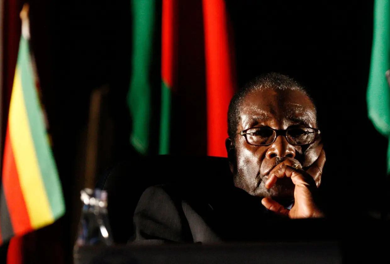 "Apresento formalmente a minha demissão de Presidente da República do Zimbabué, com efeitos imediatos. (...). Demito-me voluntariamente. (...) Esta decisão foi motivada pelo (...) meu desejo de garantir uma transição do poder sem problemas, pacífica e não violenta." Robert Mugabe, Presidente do Zimbabué, na sua carta de demissão, 21-11-2017