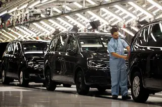 Trabalhadores da Autoeuropa cumprem primeiro sábado de trabalho obrigatório