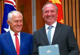 Líder do Partido Liberal, Malcom Turnbull (lado esquerdo). Vice-primeiro-ministro australiano, Barnaby Joyce (lado direito).
