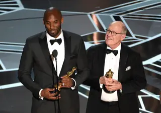 Kobe Bryant e Keane recebem o Óscar de Melhor Curta Metragem de Animação com "Dear Basketball".