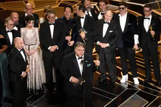 O realizador Guillermo del Toro recebeu o Óscar de Melhor Filme e subiu ao palco com o elenco.