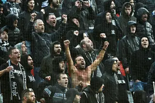 Adeptos do PAOK invadem televisão e forçam leitura de mensagem de protesto